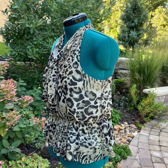 Leopard print sleeveless blouse w/tie front - Picture 3 of 7